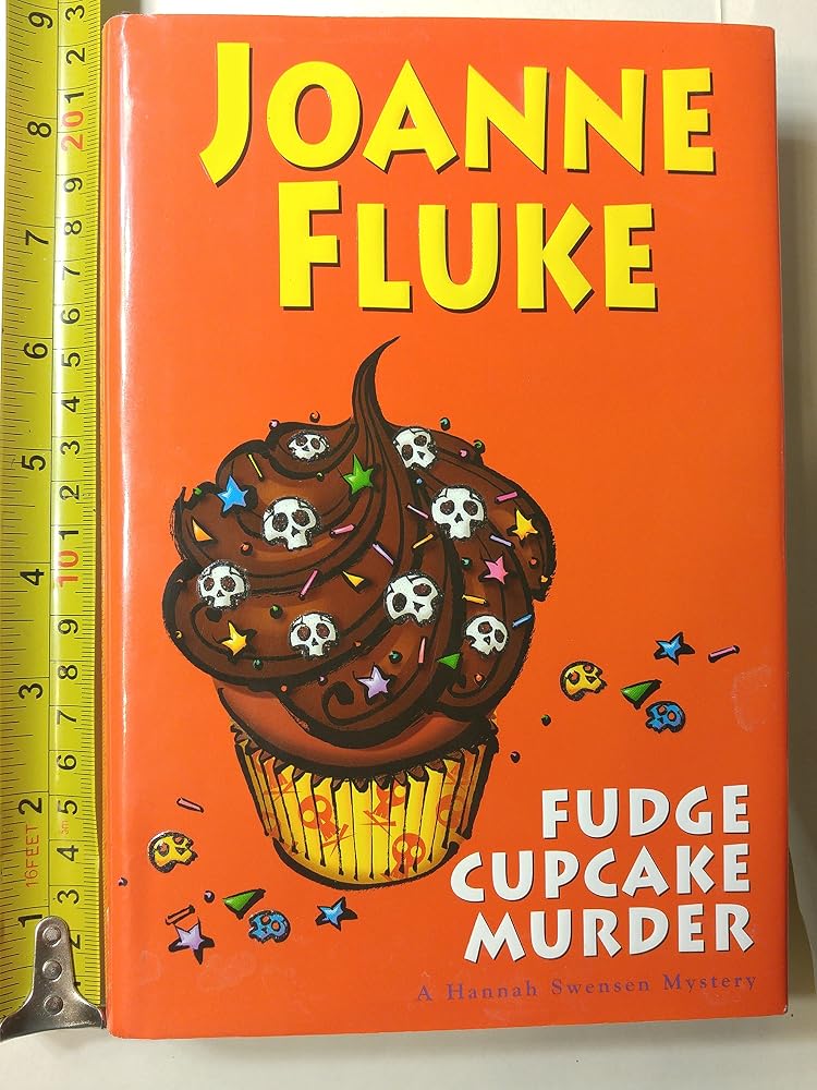 Fudge Cupcake Murder (Hannah Swensen Mysteries) cover image